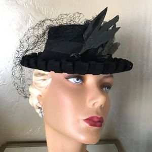 RARE 1930s' BLACK FELT TILT HAT WITH 2 LACQUERED "BIRDS", STRAP & LARGE. VEIL